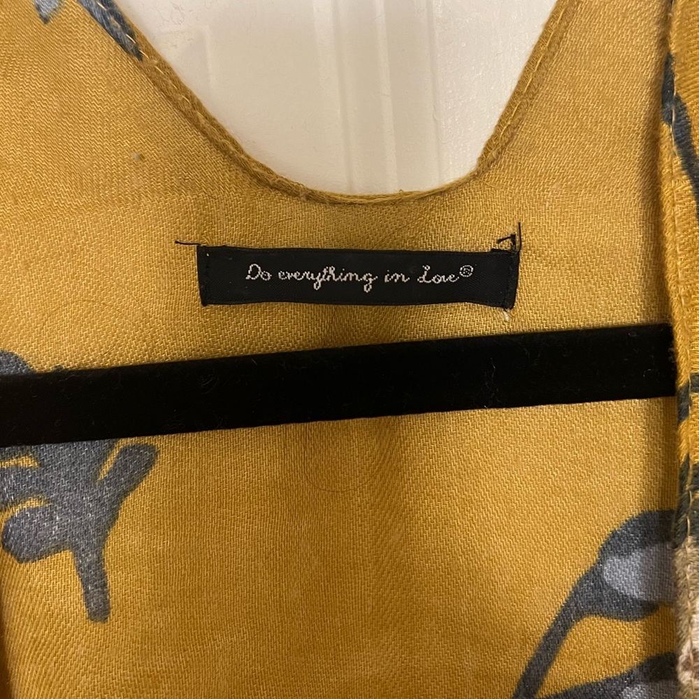 Do Everything In Love brand floral kimono or cardigan one size, gold embellish - Picture 4 of 4